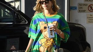 Oversize tişört kombinleri için Hailey Bieber’dan ilham alın!