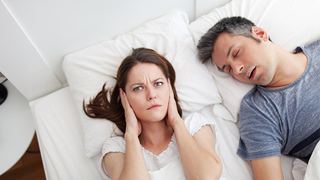 Gece boyunca horlamayı kesmenin 8 etkili yolu!