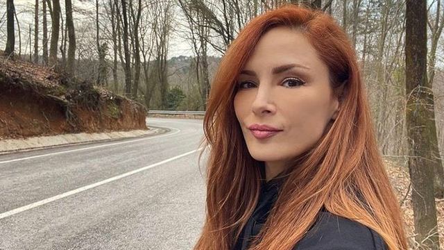 Mine Tugay’ın cüretkar tarzı olay oldu: Mini şortunu çekti, uzun çoraplarıyla mest etti!